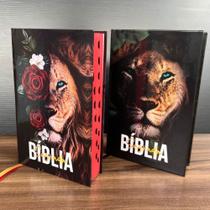 Kit Casal 2 Bíblias Leão e Rosas Vermelhas e Leão com Folhas LETRAS MÉDIAS, com Harpa e Índice - HERDEIRO DA COROA