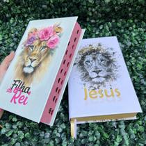 Kit Casal Cristão 2 Bíblias Leão Filha do Rei e Leão Jesus LETRA MÉDIA Capa Dura Harpa e Índice Jovem Kit Casal Cristão 2 Bíblias Leão Filha do Rei e Leão Jesus LETRA MÉDIA Capa Dura Harpa e Índice Jovem