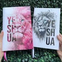 Kit Casal Cristão 2 Bíblias Leão Yeshua Rosa e Yeshua Branca LETRA MÉDIA Capa Dura Harpa e Índice Jovem