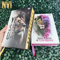 Kit Casal Cristão 2 Bíblias NVI Evangélicas Forte e Corajosa e Yeshua Dourada Letras Médias HDC