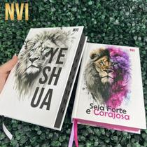 Kit Casal Cristão 2 Bíblias NVI Evangélicas Forte e Corajosa e Yeshua Letras Médias Capa Dura HDC