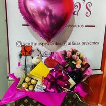 Kit Cesta de Presente Pelucia Grande Chocolate Vinho taça Vidro Kit Cesta de Presente Pelucia Grande Chocolate Vinho taça Vidro