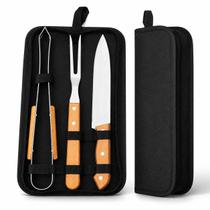 Kit Churrasco 3 Peças Aço Inox com Cabo de Madeira, Faca Garfo e Pegador, Estojo Portátil com Zíper, Ideal para Churrasco e Camping