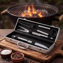 Kit Churrasco 3 Peças Aço Inox com Maleta Faca Garfo Pegador Portátil Resistente Ideal para Churrasco e Presente