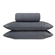 Kit Cobre Leito Casal Bordare Appel Bordado Inglês Cinza Frost (1 colcha + 2 Porta Travesseiro) Kit Cobre Leito Casal Bordare Appel Bordado Inglês Cinza Frost (1 colcha + 2 Porta Travesseiro)