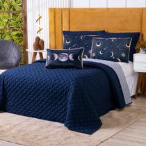 Kit Cobre Leito Colcha CASAL PADRÃO Astros Azul Marinho com Almofada Estampada 06 Peças Dupla Face Percal 300 Fios Toque Macio Acetinado Matelado Kit Cobre Leito Colcha CASAL PADRÃO Astros Azul Marinho com Almofada Estampada 06 Peças Dupla Face Percal 300 Fios Toque Macio Acetinado Matelado