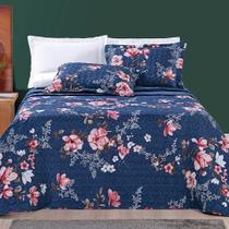 Kit Cobre Leito Colcha Júlia Queen 03 Peças MicroPercal 200 Fios Dupla Face Estampa Floral - Encantada - 100% Poliéster Kit Cobre Leito Colcha Júlia Queen 03 Peças MicroPercal 200 Fios Dupla Face Estampa Floral - Encantada - 100% Poliéster