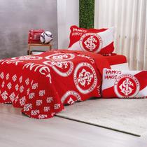 Kit Cobre Leito KazzaVip Solteiro Microfibra Estampado 100% Poliéster Matelassê com Porta Travesseiro Time de Futebol Internacional 02 Peças Vermelho Kit Cobre Leito KazzaVip Solteiro Microfibra Estampado 100% Poliéster Matelassê com Porta Travesseiro Time de Futebol Internacional 02 Peças Vermelho