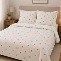 Kit Cobre Leito Queen Piquet Premium Estampa Cereja 3 Peças Acabamento em Bainha Toque Macio para Quarto Kit Cobre Leito Queen Piquet Premium Estampa Cereja 3 Peças Acabamento em Bainha Toque Macio para Quarto