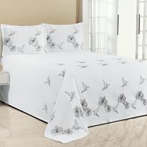 Kit Cobre Leito Solteiro Beija Flor 2 Peças Bordado Micropercal Branco com Cinza Kit Cobre Leito Solteiro Beija Flor 2 Peças Bordado Micropercal Branco com Cinza