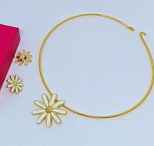 Kit Colar Choker Aro liso Rigido + Par de Brincos Antialérgico pingente Flor margarida Pétalas resinada Tendênicia Kit Colar Choker Aro liso Rigido + Par de Brincos Antialérgico pingente Flor margarida Pétalas resinada Tendênicia