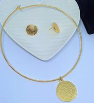 Kit Colar e Brincos Choker Aro Rigido Liso com Pingente Medalha Redonda Oração Pai Nosso Folheado Ouro Brinco