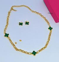 Kit Colar e Brincos com Pingente Flor trevo Verde Esmeralda Corrente Elo Português Folheado Ouro Conjunto Par de Brinco Kit Colar e Brincos com Pingente Flor trevo Verde Esmeralda Corrente Elo Português Folheado Ouro Conjunto Par de Brinco