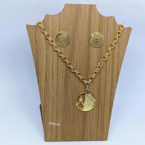 Kit Colar e Brincos Corrente Elos 6mm Português Folheado Ouro com Pingente Medalha Oração Pai Nosso Mão Tendência Moda Kit Colar e Brincos Corrente Elos 6mm Português Folheado Ouro com Pingente Medalha Oração Pai Nosso Mão Tendência Moda