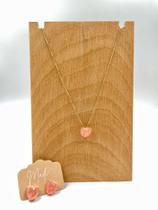 Kit Colar e Brincos de Coração Rosa Folheado a Ouro - Madí Kit Colar e Brincos de Coração Rosa Folheado a Ouro - Madí