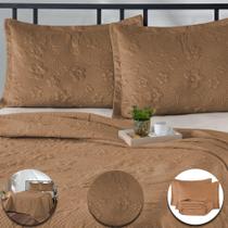 Kit Colcha Cobre Leito Casal Queen Dupla Face 3 Peças 200 Fios Relevo Flores Toque Aveludado Luxo