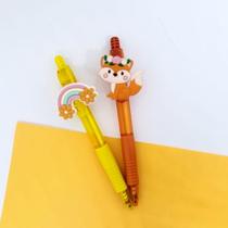 Kit com 02 Canetas Esferográficas com aplique Raposa e arco íris papelaria material escolar caneta azul lembrancinha pre Kit com 02 Canetas Esferográficas com aplique Raposa e arco íris papelaria material escolar caneta azul lembrancinha pre