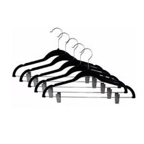 Kit com 05 Cabides Slim Veludo Preto Gancho e Presilhas Kit com 05 Cabides Slim Veludo Preto Gancho e Presilhas