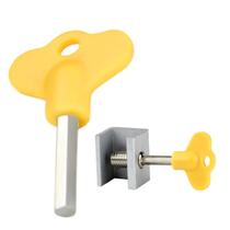 Kit com 1 unidade de Segurança Infantil Porta e Janela com Trava para Correr, Chave Inclusa, Peças para Bebês e Crianças Kit com 1 unidade de Segurança Infantil Porta e Janela com Trava para Correr, Chave Inclusa, Peças para Bebês e Crianças