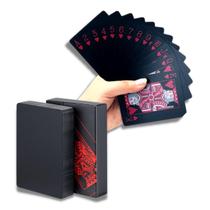 Kit com 10 baralhos sofisticados de 54 cartas cada, resistentes à água e com excelente acabamento em preto e vermelho