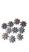 Kit com 12 flores em madeira maciça, medindo 8 cm Kit com 12 flores em madeira maciça, medindo 8 cm