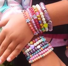Kit com 12 Pulseiras de miçangas SORTIDAS.