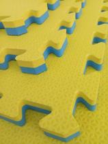Kit com 12 Tatames Dupla Face Azul com Amarelo 50x50x2cm Kit com 12 Tatames Dupla Face Azul com Amarelo 50x50x2cm