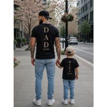 Kit com 2 Camisetas Estampa Dad e Mini 2001 Dia dos Pais Modinha Presentear Filha Filho Papai Kit com 2 Camisetas Estampa Dad e Mini 2001 Dia dos Pais Modinha Presentear Filha Filho Papai