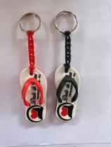 Kit com 2 chaveiros de chinelo