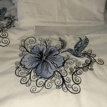 Kit Com 2 Fronhas Com Um Lindo Bordado Beija Flor 200 Fios 100% ALGODÃO