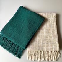 Kit Com 2 Mantas Decorativas Verde Militar E Cru Para Sofá Poltronas e Camas Xale 1,20X1,80M