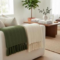 Kit Com 2 Mantas Decorativas Verde Oliva E Cru Para Sofá Poltronas e Camas Xale 1,20X1,80M Kit Com 2 Mantas Decorativas Verde Oliva E Cru Para Sofá Poltronas e Camas Xale 1,20X1,80M