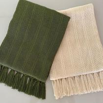 Kit Com 2 Mantas Decorativas Verde Oliva E Cru Para Sofá Poltronas e Camas Xale 1,20X1,80M Kit Com 2 Mantas Decorativas Verde Oliva E Cru Para Sofá Poltronas e Camas Xale 1,20X1,80M