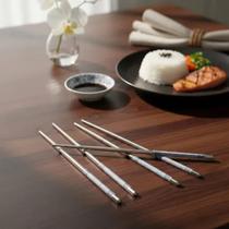 Kit com 2 pares de hashi de metal em aço inox.