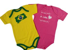 Kit com 2 Peças do Conjunto Body Frases + Body Brasil Manga Curta Algodão. O bebê ainda mais lindo e pronto para torcer pelo Brasil na Copa do Mundo