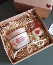 Kit com 2 Velas Aromáticas Vegetais, Romântica, Potes de Vidro, Caixa Presente, Decoração Kit com 2 Velas Aromáticas Vegetais, Romântica, Potes de Vidro, Caixa Presente, Decoração