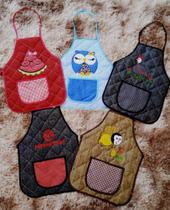 Kit com 3 avental bordado infantil patchwork sortidos Kit com 3 avental bordado infantil patchwork sortidos