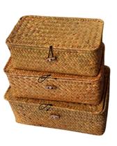 Kit com 3 Cestos de Palha c Fecho em Madeira Charme Natural