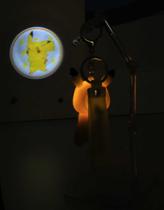 KIt com 3 Chaveiros Pokemon Pikachu com luz e projeção cor:amarela