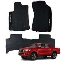 Kit com 3 Peças de Tapetes Emborrachados Automotivos Toyota Hilux 2019 a 2023 - V7497
