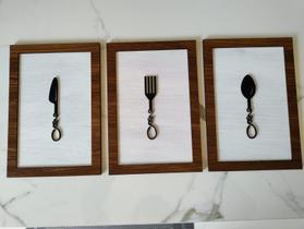 Kit com 3 Quadros MDF com moldura cor Tabaco com Talheres Faca Garfo Colher Decorativas Kit com 3 Quadros MDF com moldura cor Tabaco com Talheres Faca Garfo Colher Decorativas