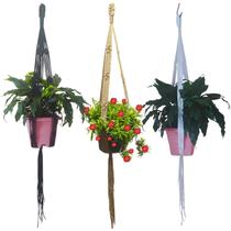 Kit com 3 Suportes em Macramê de Fio Náutico, Arranjo Pendente Branco, Preto e Dourado Glitter Kit com 3 Suportes em Macramê de Fio Náutico, Arranjo Pendente Branco, Preto e Dourado Glitter