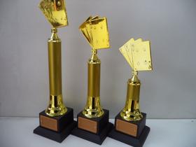 Kit com 3 troféus de baralho (45 cm, 39 cm, 33 cm). Kit com 3 troféus de baralho (45 cm, 39 cm, 33 cm).