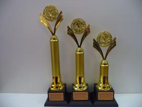 Kit com 3 troféus de Honra ao Mérito (46 cm, 40 cm, 34 cm). Kit com 3 troféus de Honra ao Mérito (46 cm, 40 cm, 34 cm).