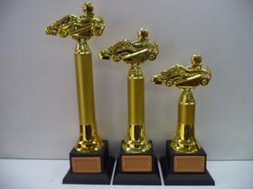 Kit com 3 troféus de kart (42 cm, 36 cm, 32 cm).