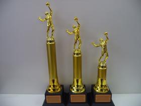 Kit com 3 troféus de voleibol (46 cm, 40 cm, 34 cm). Kit com 3 troféus de voleibol (46 cm, 40 cm, 34 cm).
