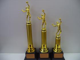 Kit com 3 troféus de voleibol (46 cm, 40 cm, 34 cm).