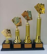Kit com 4 troféus de baralho (22 cm, 33 cm, 39 cm, 46 cm). Kit com 4 troféus de baralho (22 cm, 33 cm, 39 cm, 46 cm).