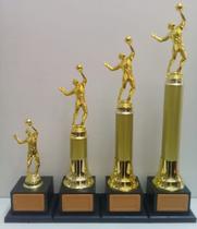 Kit com 4 troféus de vôlei (23 cm, 34 cm, 40 cm, 46 cm). Kit com 4 troféus de vôlei (23 cm, 34 cm, 40 cm, 46 cm).