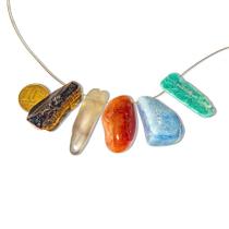 Kit com 5 Pedras Naturais Roladas com Furo Horizontal para Montagem de Colares - Cascalho Misto - Atacado